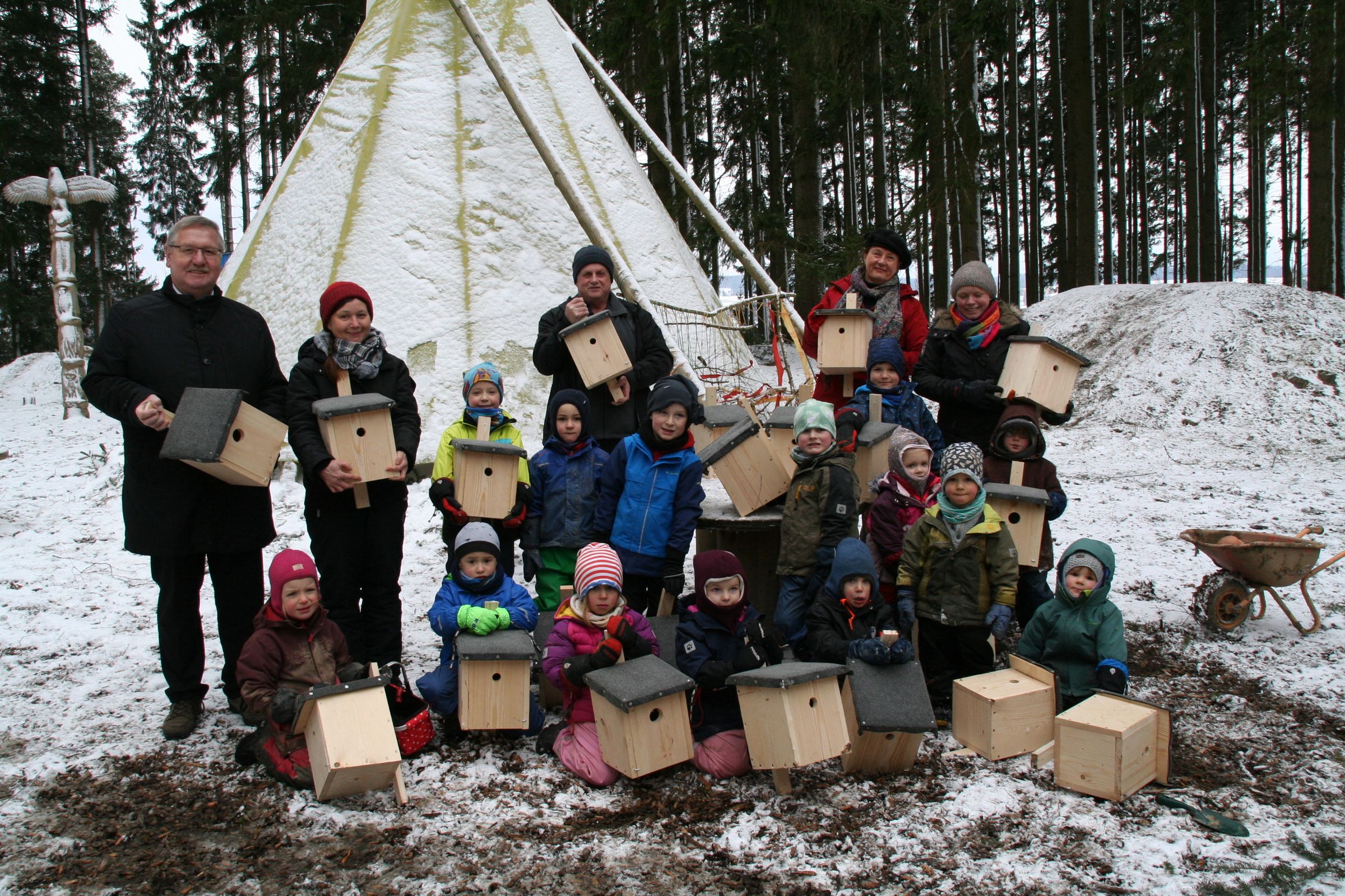 Ortsgruppe Waldershof überreicht Vogelhäuschen an Waldkindergarten